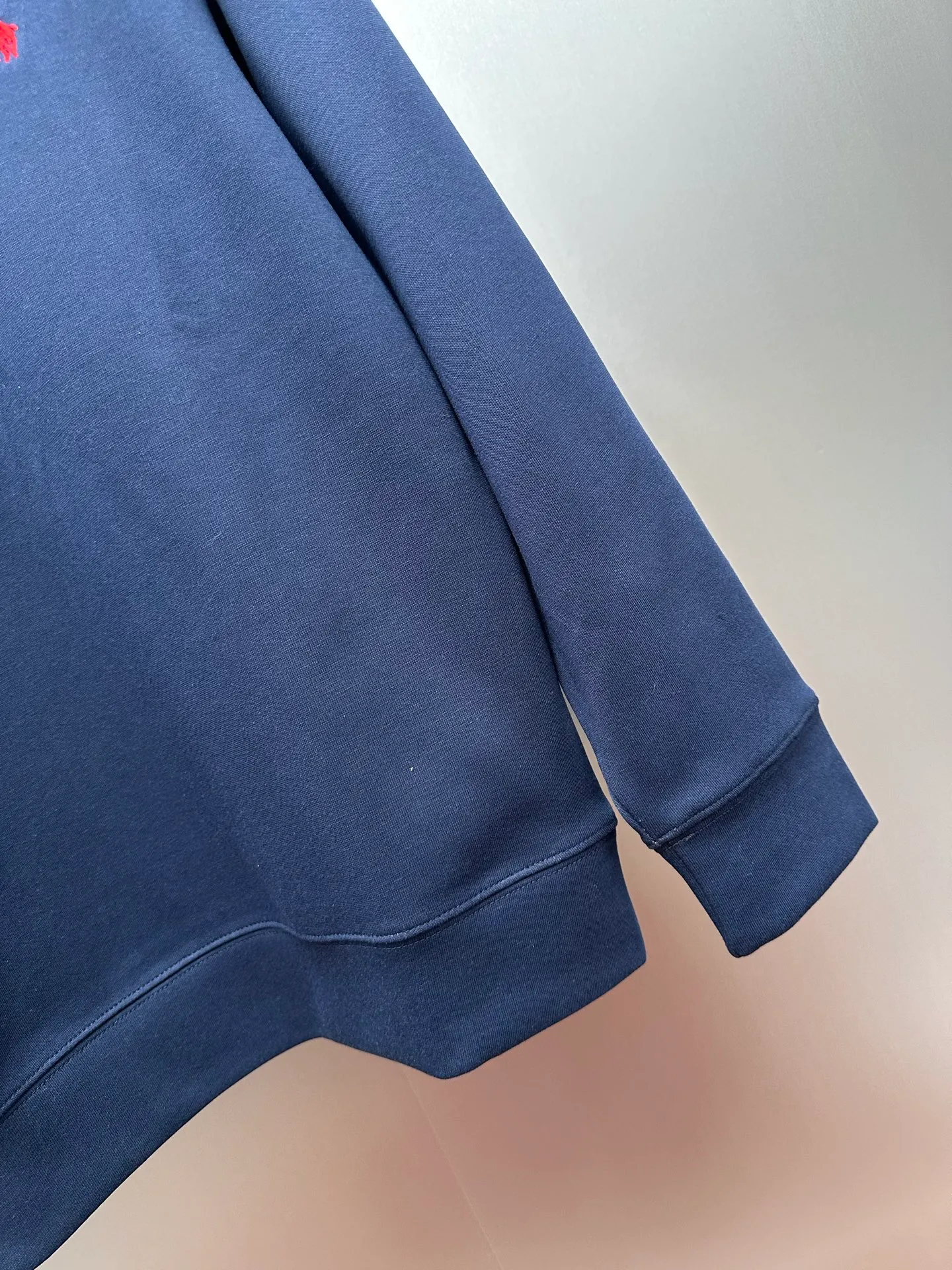 P250 Ralph Lauren/Ralph Lauren classic small logo embroidered turtleneck half-zip sweatshirt, simple and versatile ~ super delicate and soft, close to the body without being tied. Perfectly reflects the brand's sense of superiority. The cut is standard, comfortable to stretch, unrestricted in movement, and highly practical to wear. Classic and simple style, with pony embroidery pattern on the chest, imported machines, three-dimensional and full. Original Polo brass zipper, three-dimensional windproof lapels, taking into account warmth and cool lines, full of coolness, half-open lazy mode. The fit is loose, whether worn alone or layered, you can wear different styles of fashion with just one piece. Color: black, white, gray, brown, navy. Size: S-xL
